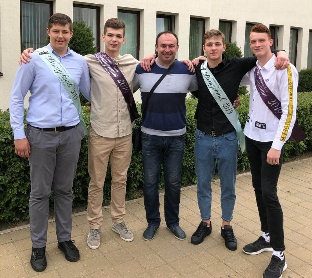    На выпускном в 2019 году (тренер Василий Островский - в центре)