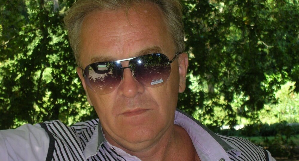 Брат моего ухажера (55 лет) делал неоднозначные намеки, я не знала как себя вести, а на Новый год произошло то, чего я не ожидала