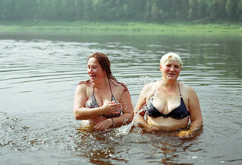 12 фото, которые доказывают, что водные процедуры на реке любят женщины всех возрастов.