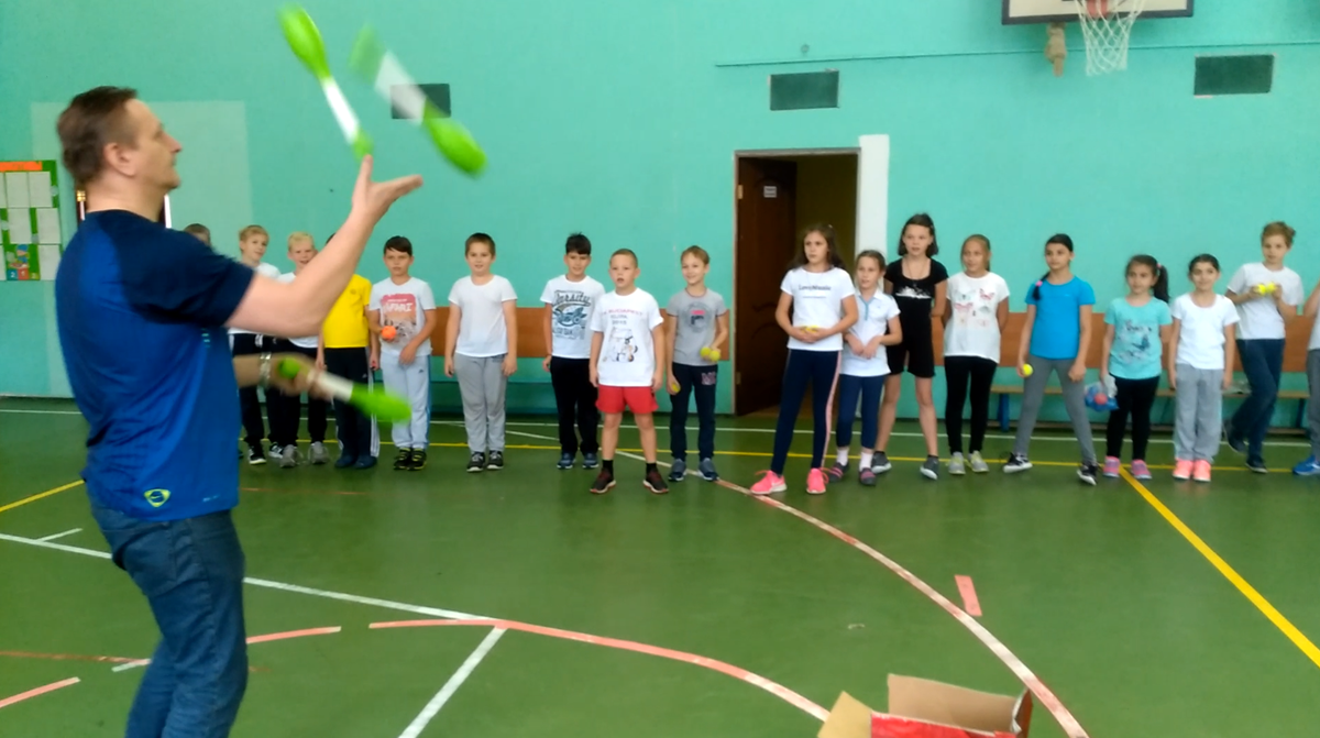 Я провожу урок жонглирования в школе, для учеников 5 класса