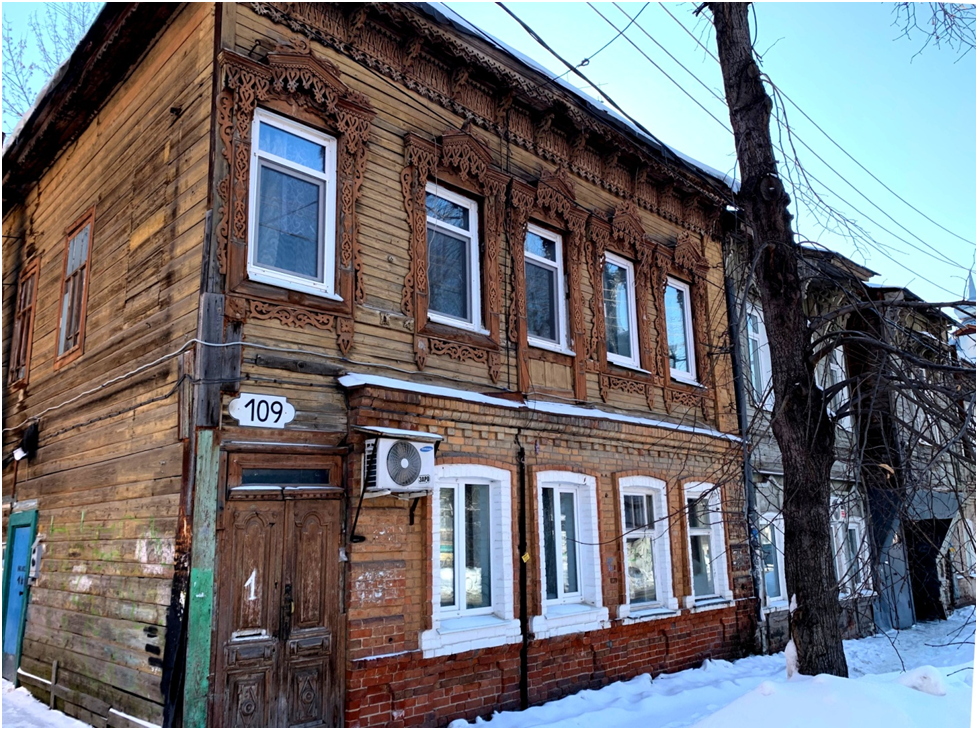 В основе здания видимо, лежала одноэтажная каменная постройка, позже приросшая сенями с лестницей и вторым этажом. Фото автора