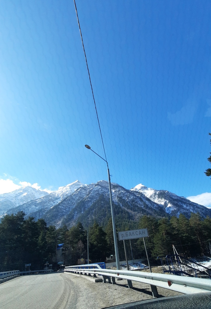 До отворота нам рукой подать, живем совсем рядом с ним.