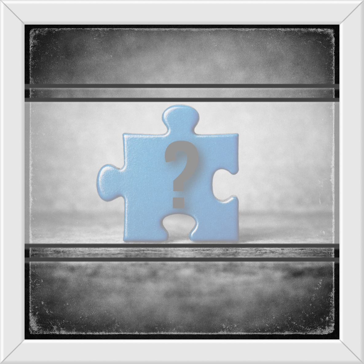 Пазл стал символом первого подхода к аутизму в 1963 году. Считалось, что аутизм является почти исключительно мужской проблемой (поэтому его сделали синим), что у аутистов не хватает чего-то, чтобы соответствовать норме. В 1999 году стали использовать разноцветные пазлы, чтобы показать разнообразие РАС.