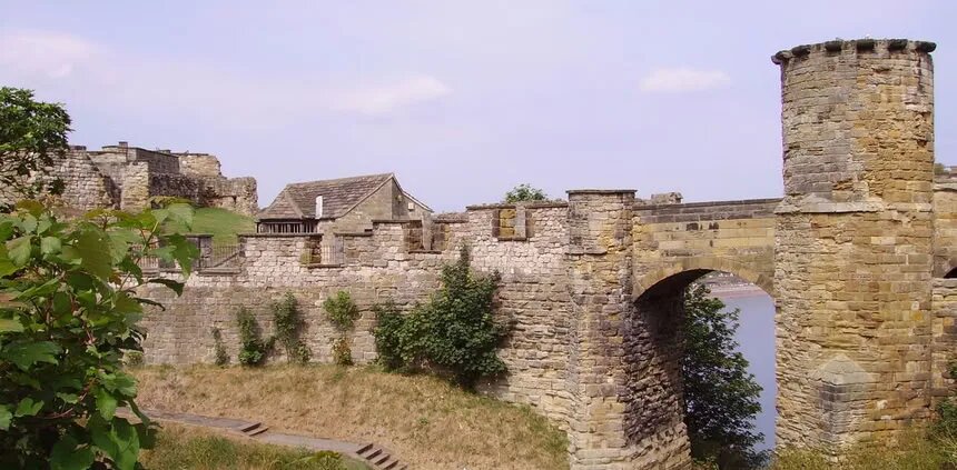  📷    Замок Скарборо в Северном Йоркшире (Иммануэль Гил/Wikimedia Commons)