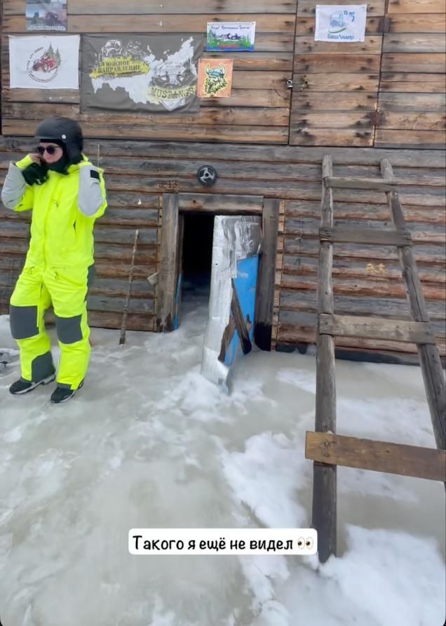 Дверь вмерзла в лед.