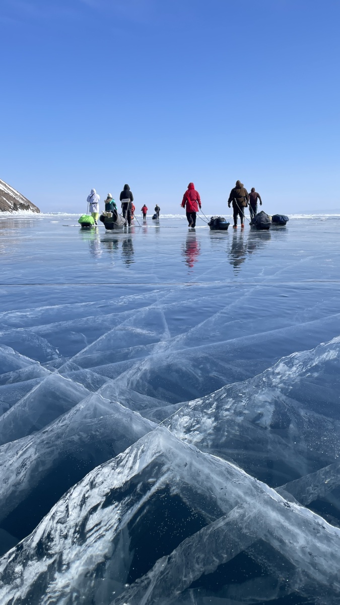 По льду Байкала с волокушами