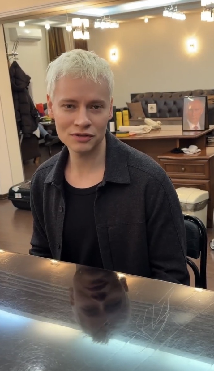 Видно, что Ярослав полностью не отдохнул, но все равно, вместо драгоценных минут отдыха, выполняет свое обещание. Из интернета 