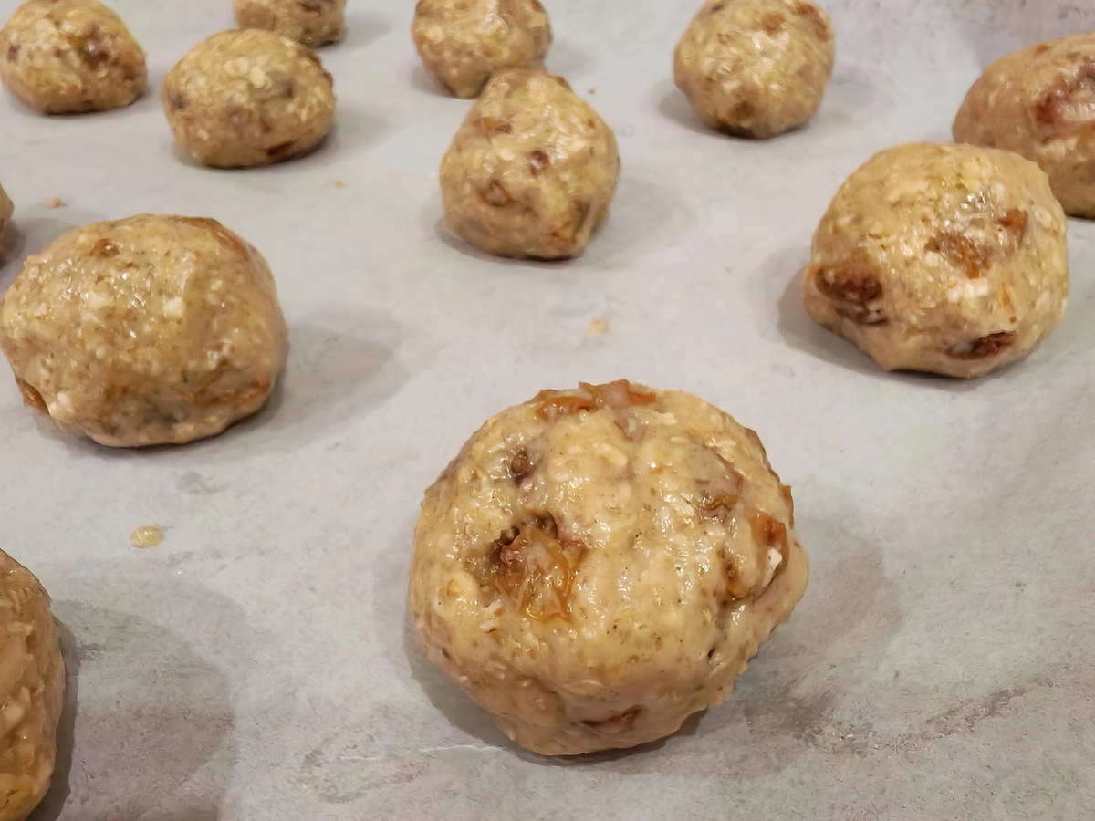 Сформировать шарики из теста