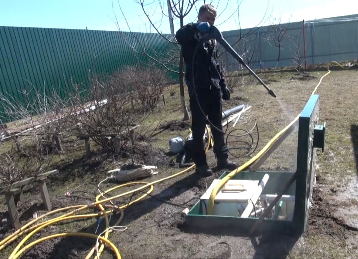 Начинайте работы, когда установится стабильная плюсовая температура — примерно за 2 недели до начала активного использования канализации.