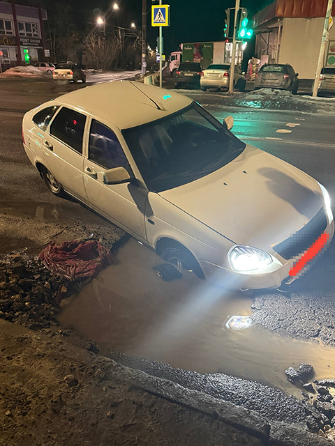    На улице Сумской в яму провалился автомобиль