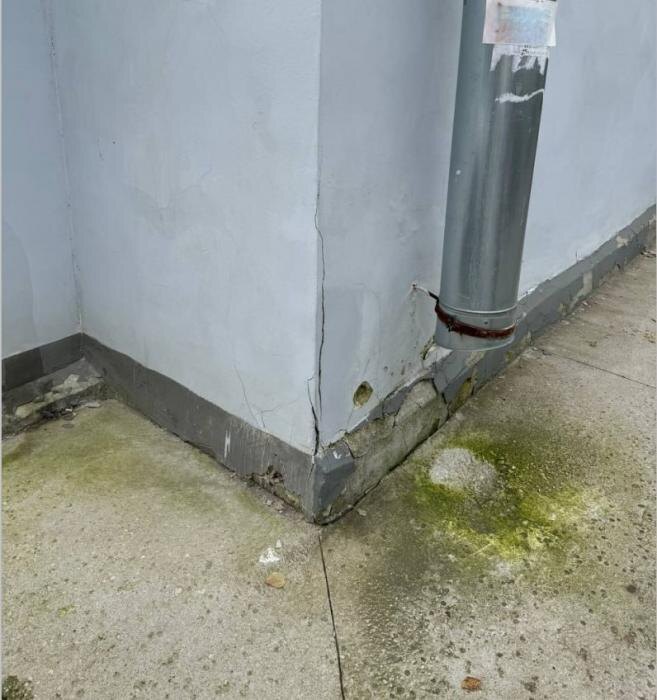 Фонд капремонта подал в суд на подрядчика из-за трещин и вздутий на фасаде дома в Пскове
Фото: Арбитражный суд Псковской области