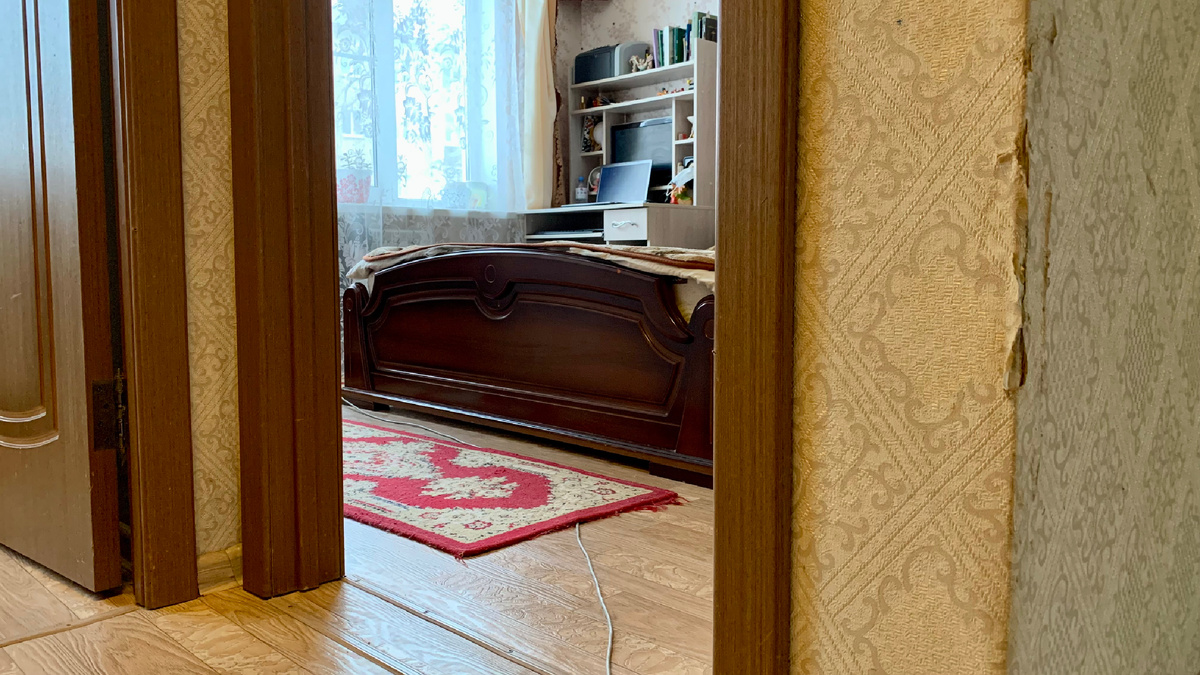 Обои в коридоре местами потерлись. Думаю, их нужно заменить