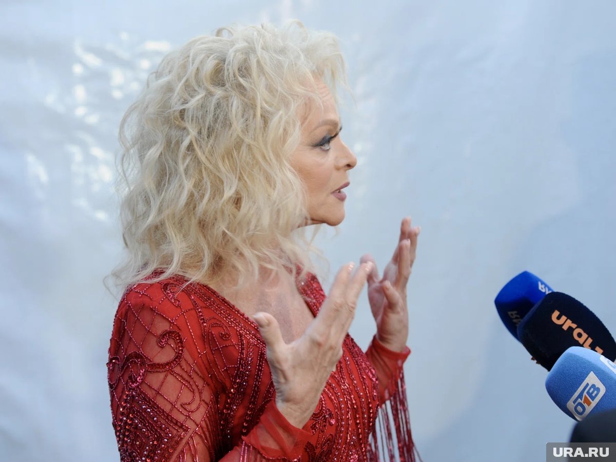     Ларисе Долиной угрожали аферисты