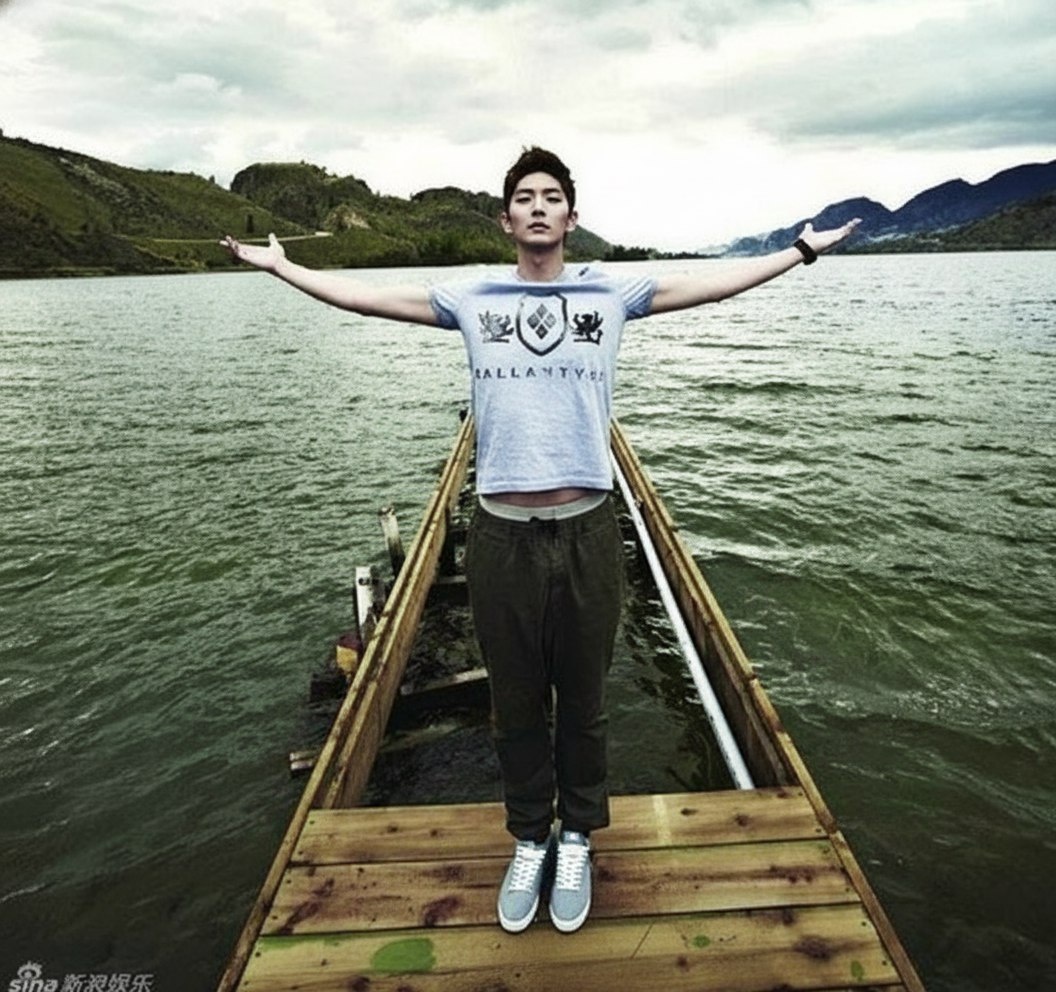 Британская Колумбия. На съёмках было холодно. Канада вообще адски холодная страна. Но детку раздели, и он, кажется, решил показать, что канадский холод полезен его здоровью. Но всё же в позе и во взгляде читается явное сопротивление этой мысли. Холод здесь не стилизован и не облагорожен он буквальный. Водные пространства вообще освежают чрезмерно. А тут ещё и тело выставлено этому пространству навстречу, почти вызывающе. Руки распахнуты, шея открыта. Жест, который должен означать принятие, но нежный животик всю эту тему нивелирует