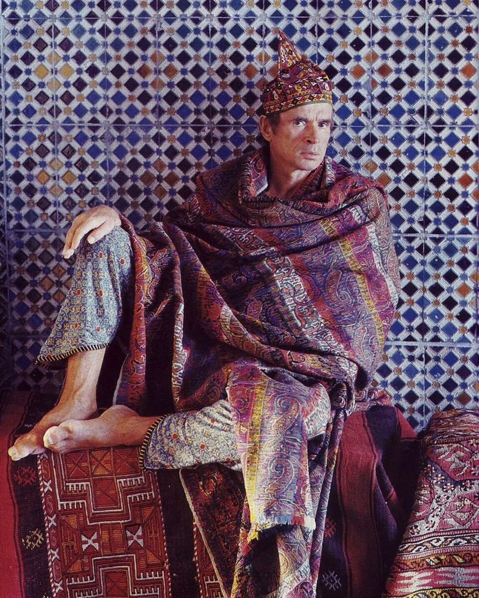 Артист завернулся в ковер килим