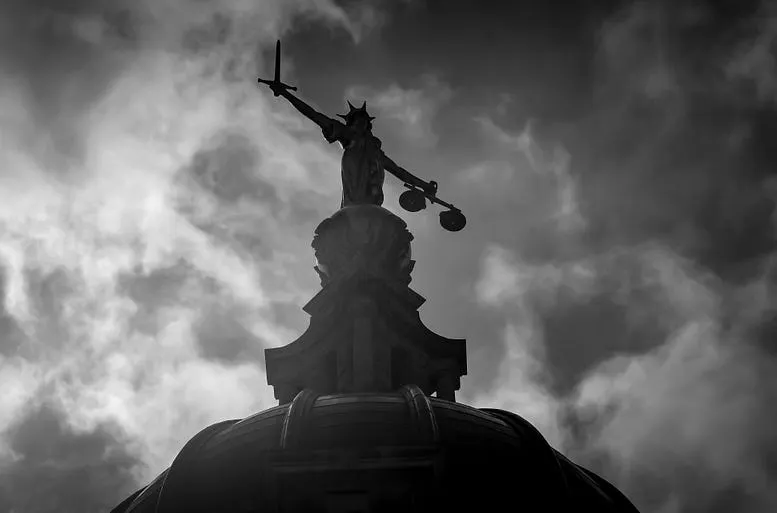 Леди Правосудие, как она изображена в Лондоне. 