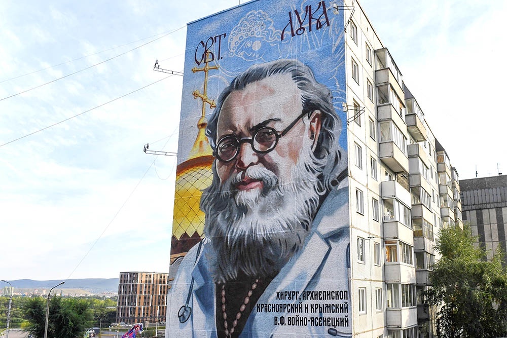    Мурал с портретом святителя Луки в г. Красноярске, где в годы ВОВ святой возглавлял эвакуационный госпиталь и был консультантом всех госпиталей. / РИА Новости