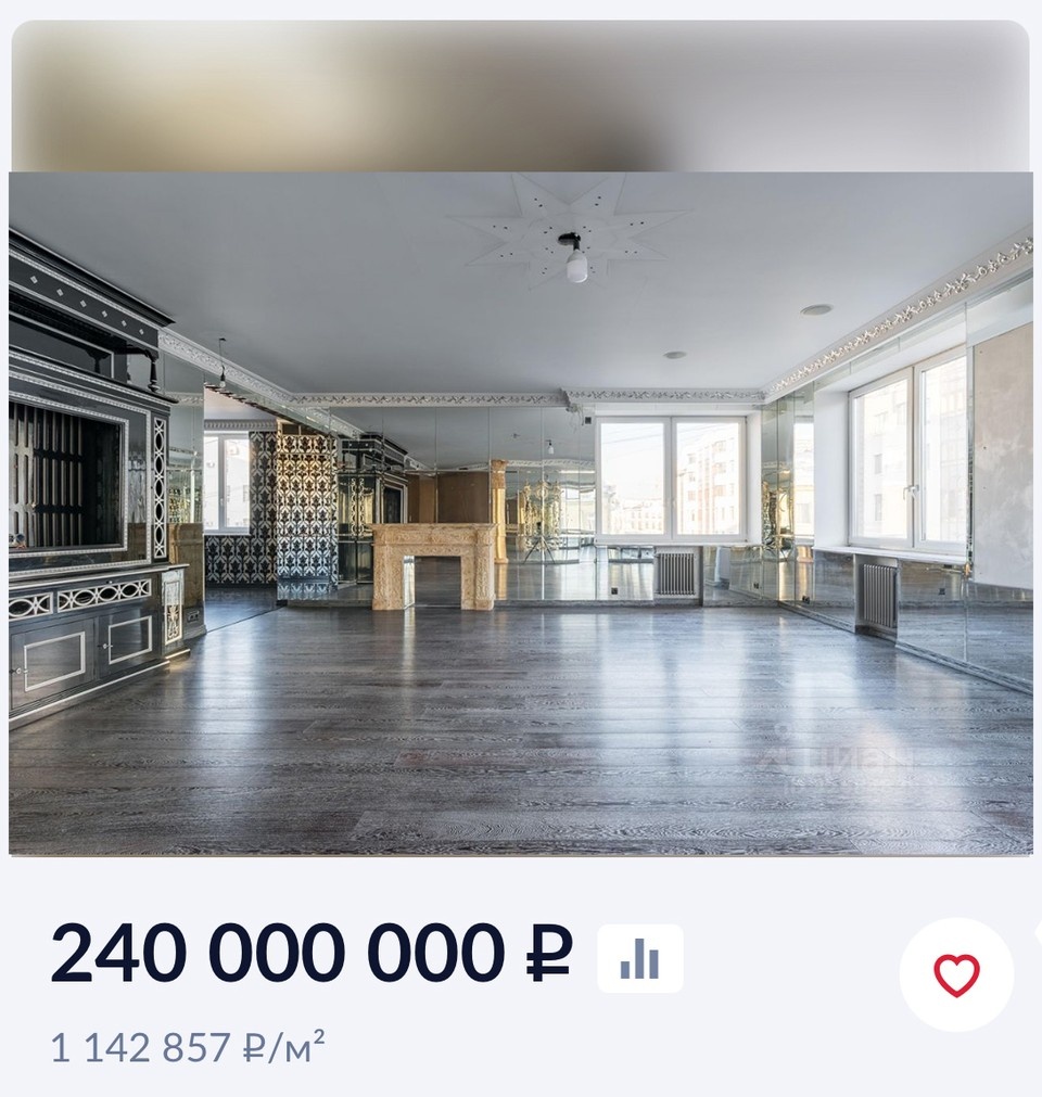    Перед продажей из квартиры вывезли всю мебель. В гостиной остался только камин и роскошно декорированная ниша для телевизора. Фото: Интернет-сервис для размещения объявлений