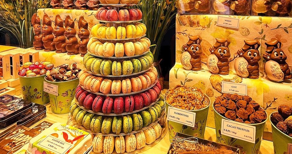 Бельгия,Брюгге: Прогулка по городу знакомство с витринами — это отличный способ исследовать город, не выходя из него.