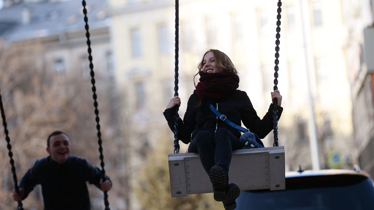    Ранняя весна погода девушка на качелях РИА