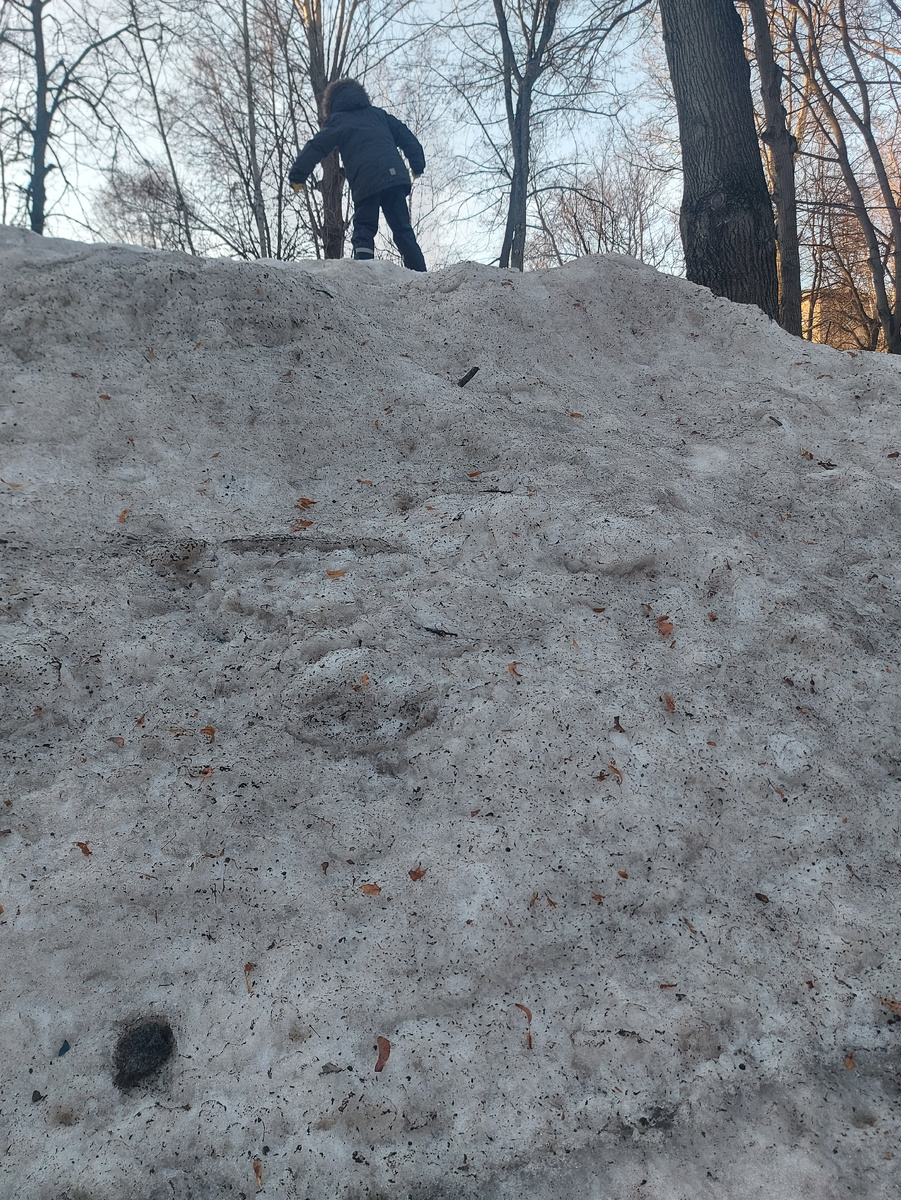 У нас всё ещё лежат вот такие горы снега, которые тают и создают много луж