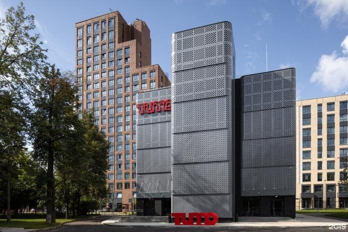 Школа Brooks занимала похожее на военный объект здание возле Москвы-Сити. Фото © 2ГИС