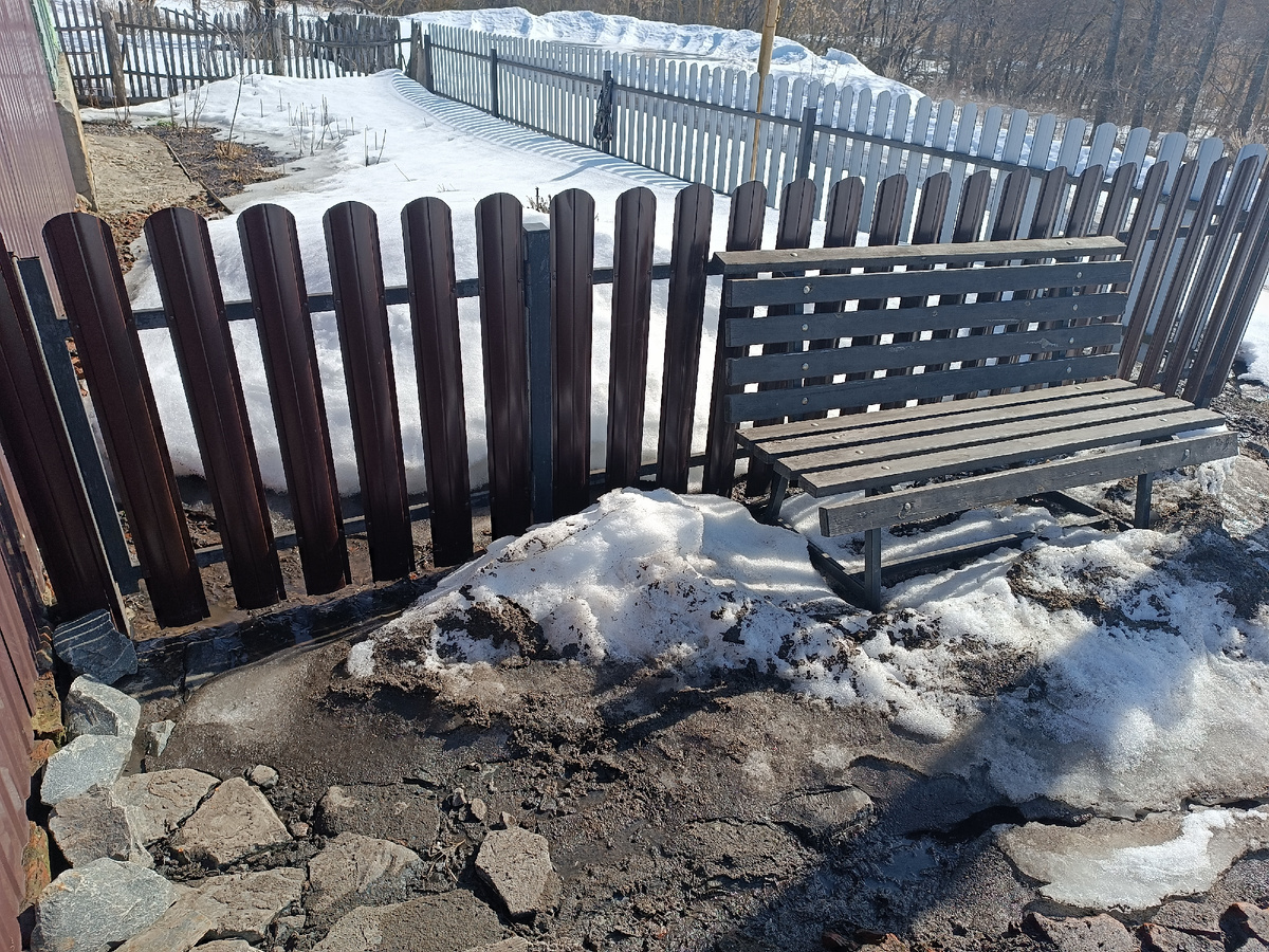 Сугроб выше штакета был