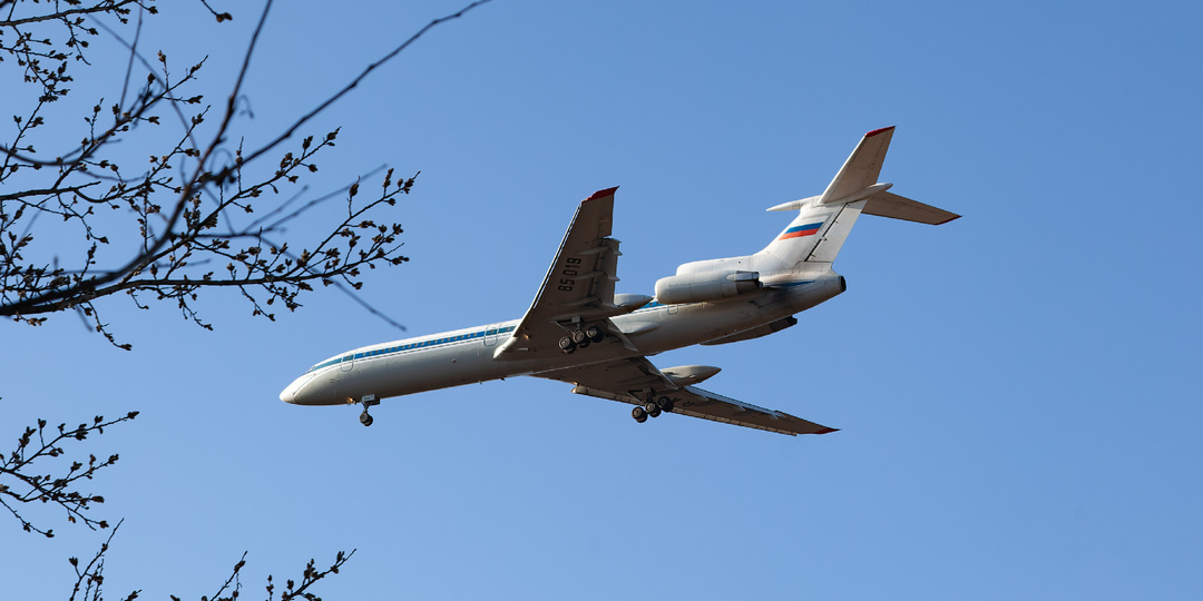 В этот аэропорт летят все музейные экспонаты. Американские короткие Боинги, французские копии Як-40 и Туполи, придуманные в СССР!