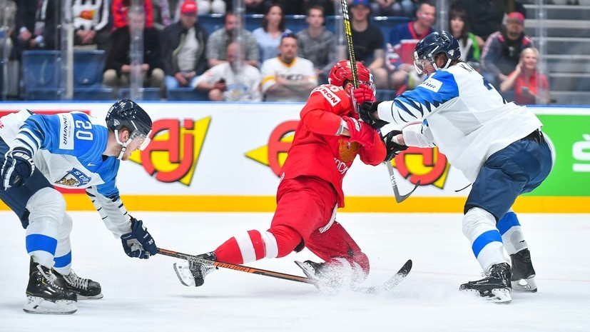     Защитники сборной Финляндии с нарушением правил останавливают Никиту Кучерова  Pawel Andrachiewicz/PressFocus/MB Media/Getty Images