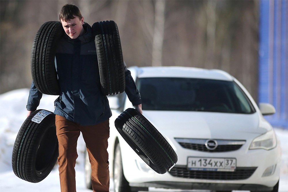    Менять резину стоит тогда, когда среднесуточная температура выше +7 °C. / Владимир Смирнов / ТАСС