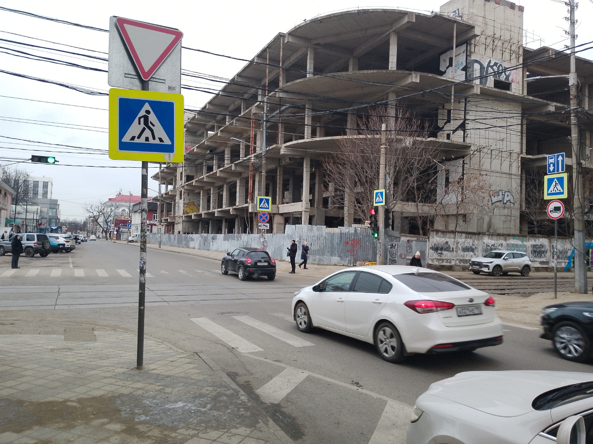 Краснодарский недострой в центре города. Пересечение улиц Коммунаров и Карасунская. Фото автора.