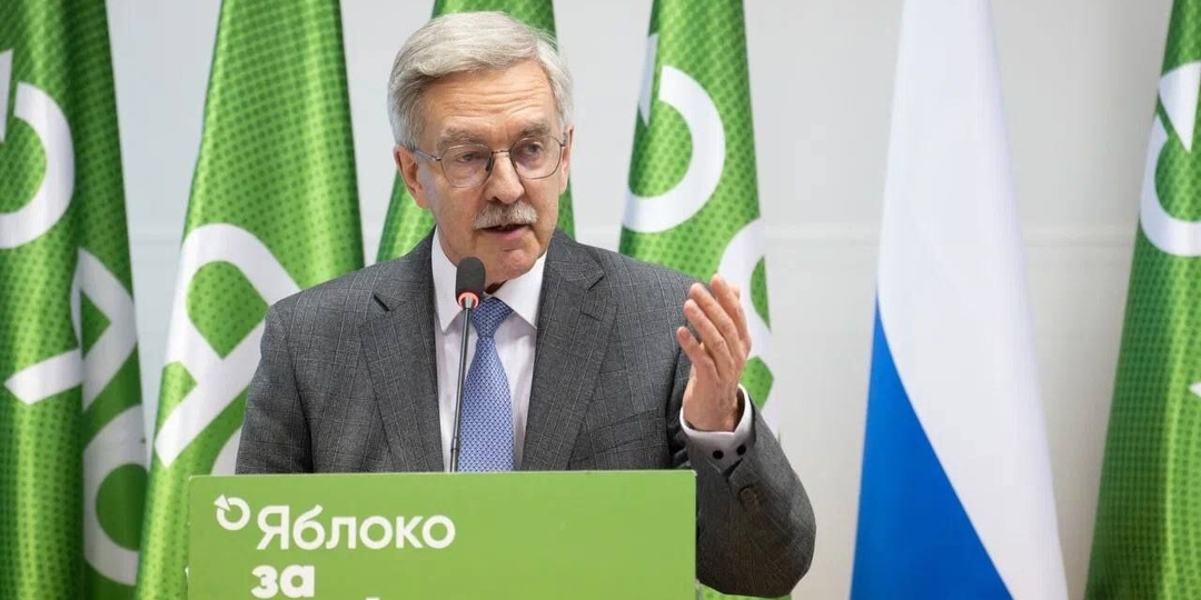 Лидера фракции «Яблоко» в Заксобрании Петербурга Александра Шишлова обвинили в «демонстрации экстремистской символики», чтобы не допустить д