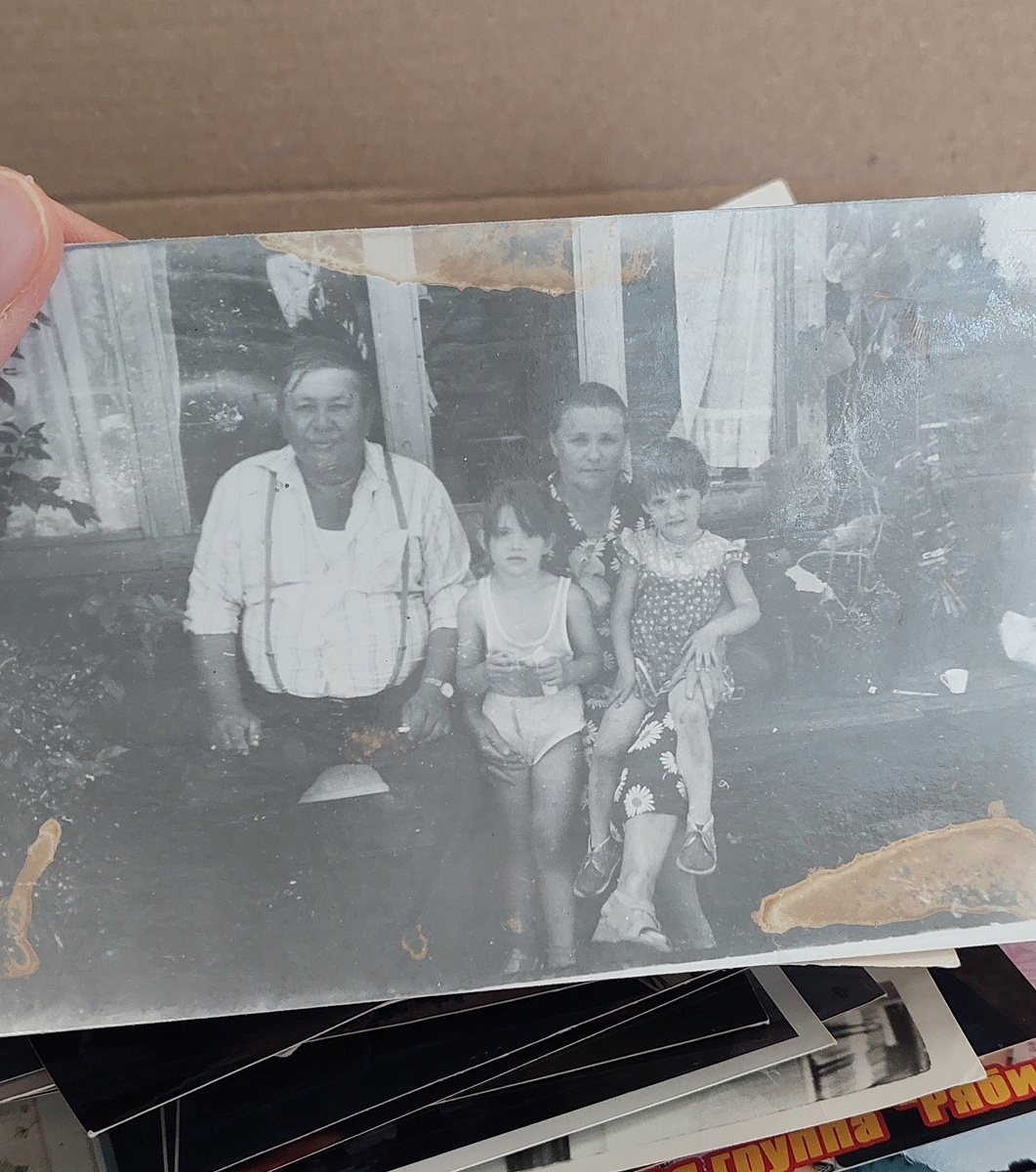 Дед и бабушка по маминой линии и мы со средней сестрёнкой. Они ещё жили в своём доме на земле.