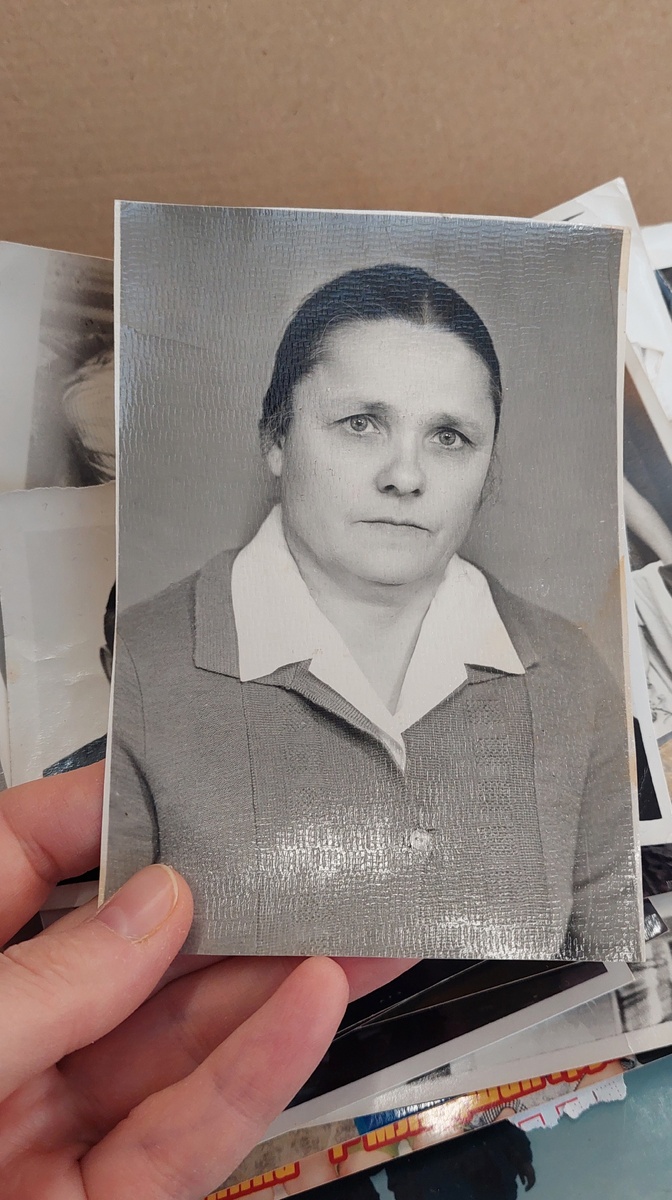 Бабушка Неля. Очень тихая была, даже смиренная. Родилась в 1927 году в Костанае, если правильно помню. Во время войны их со старшей сестрой эвакуировали в Забайкалье. Там они потерялись, и бабушка жила в детском доме. Совсем юная познакомилась с дедом, они поженились. В 1953 году родилась моя мама, младшая из трёх детей. Папа мой тёщу любил очень, на руках носил. И она его любила, перед мамой защищала всегда.