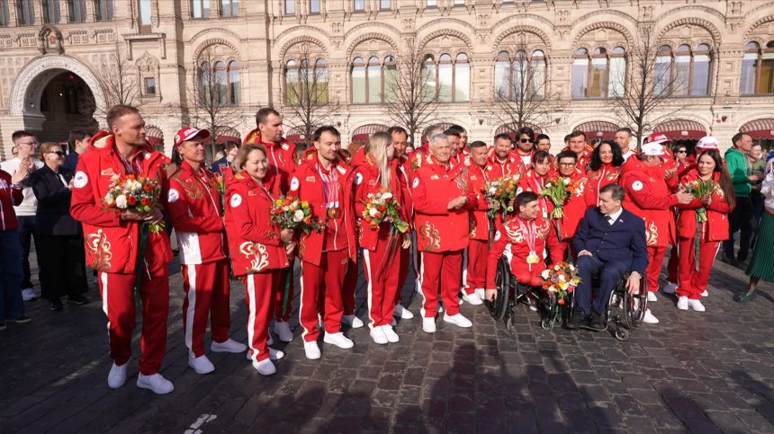 Шестеро чемпионов переписали историю: российских паралимпийцев чествовали в Москве после успеха в Италии