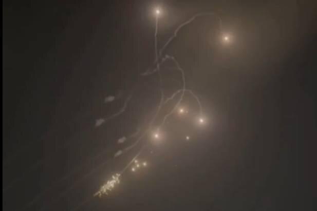 Иран прямо сейчас атакует ракетами Дубай