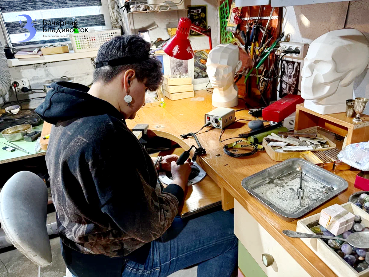 Работа с металлом и костью – тонкая и кропотливая.
