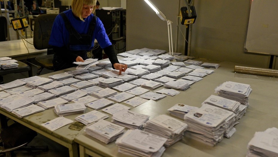 Автор фото: Сергей Ермохин / "ДП". Сортировка бумажных писем в России.