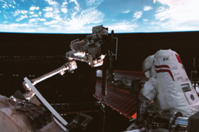    NASA продолжает модернизацию МКС, устанавливая новые батареи, несмотря на запланированное затопление станции.