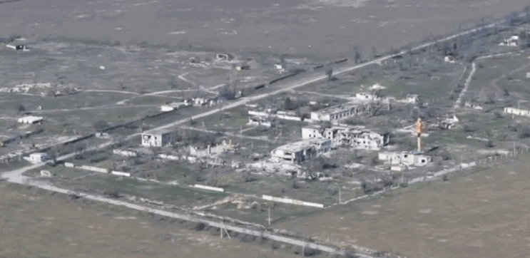    Прилёты ФАБ-500 и ФАБ-3000 с УМПК по позициям противника. Видео: ТГ-канал @The_Wrong_Side