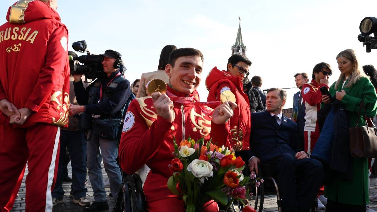    Лыжник Иван Голубков, завоевавший две золотые медали на зимней Паралимпиаде 2026 года, встретился с болельщиками на Красной площади / Фото: Анатолий Цымбалюк / Вечерняя Москва