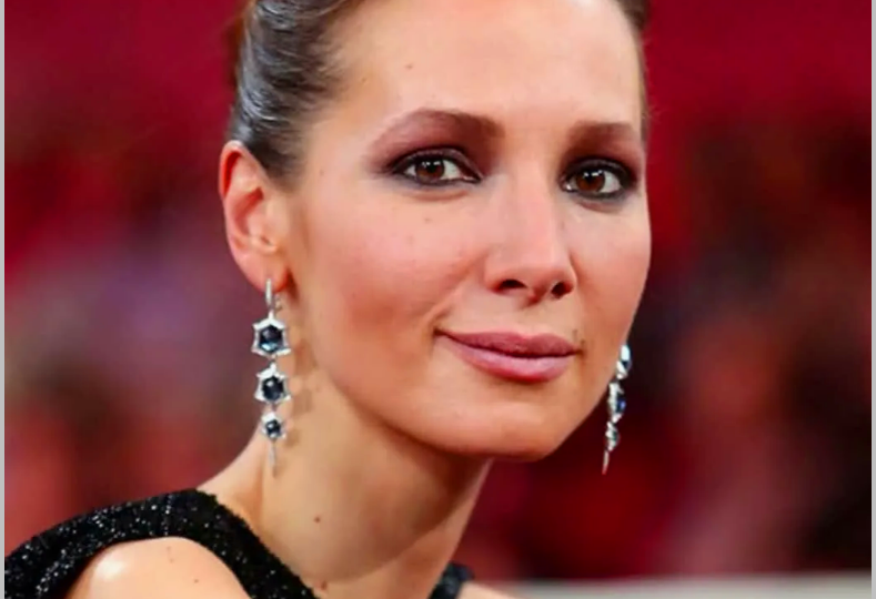 «Голос, от которого хочется выключить звук»: почему зрители требуют убрать Дарью Златопольскую из эфира