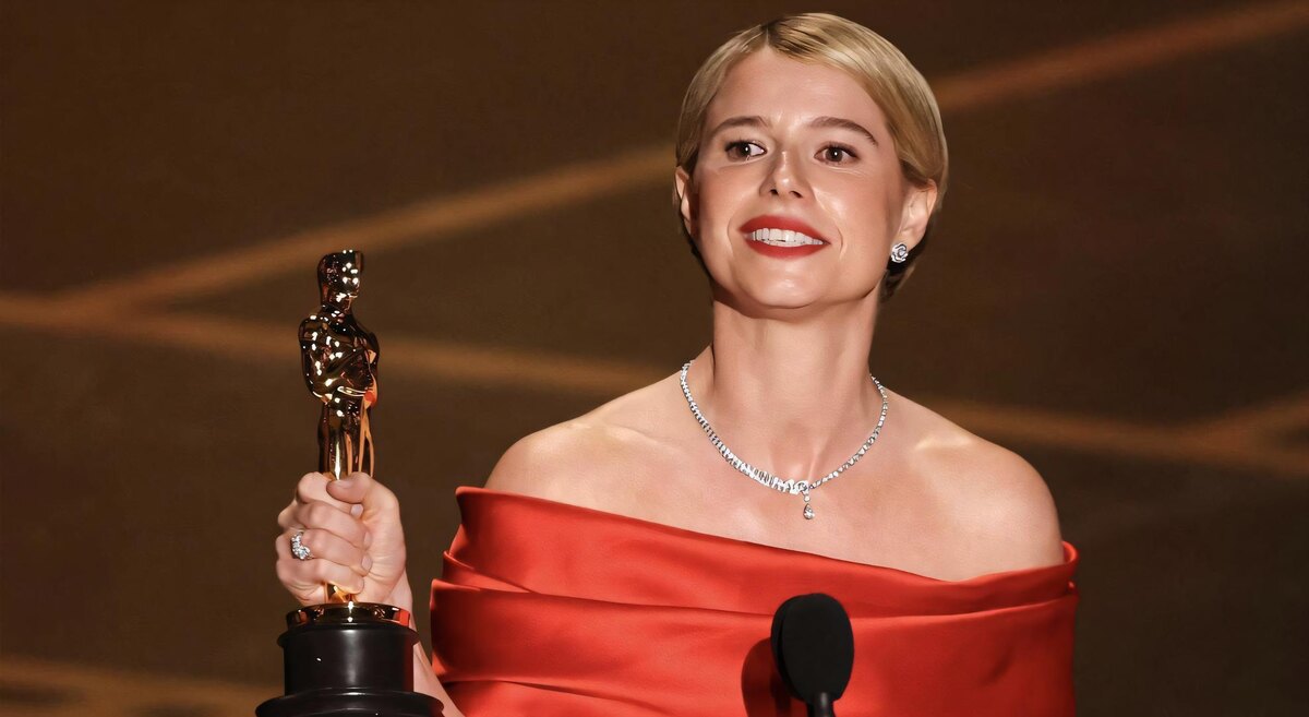 Джесси Бакли с исторической статуэткой на церемонии «Оскар-2026».