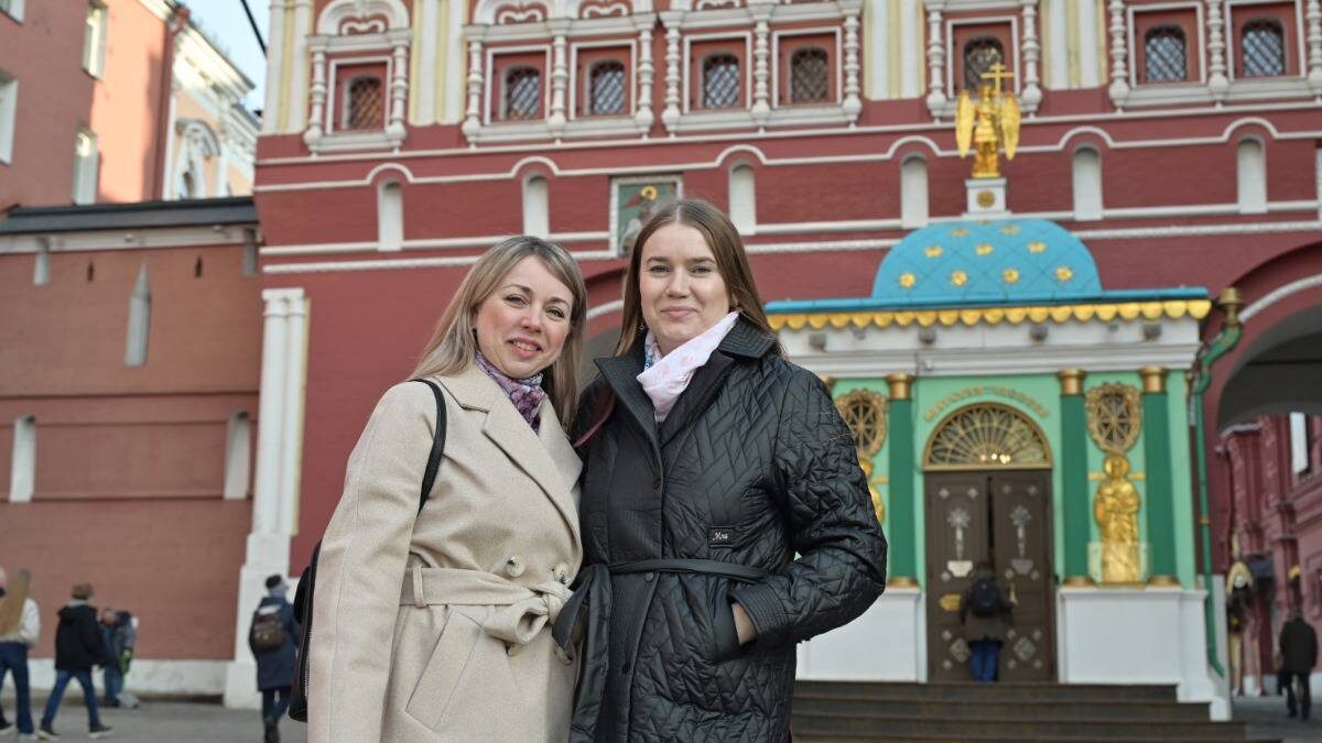    Для жительниц Смоленска — сестер Олеси и Александры Ивановых посещение Красной площади стало обязательной частью поездки в Москву. Столица с каждым годом привлекает все больше туристов / Фото: Дмитрий Дубинский / Вечерняя Москва