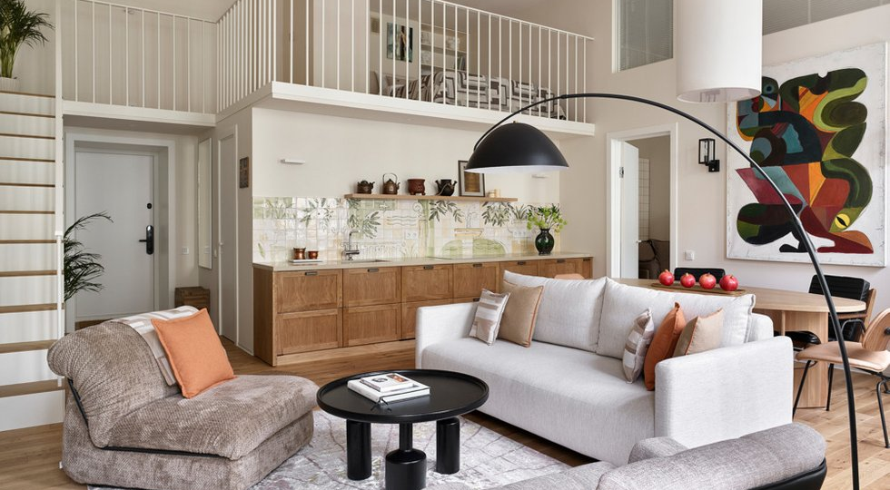 Однушка 90 м² с арочными окнами и спальней на антресоли в доходном доме Петербурга