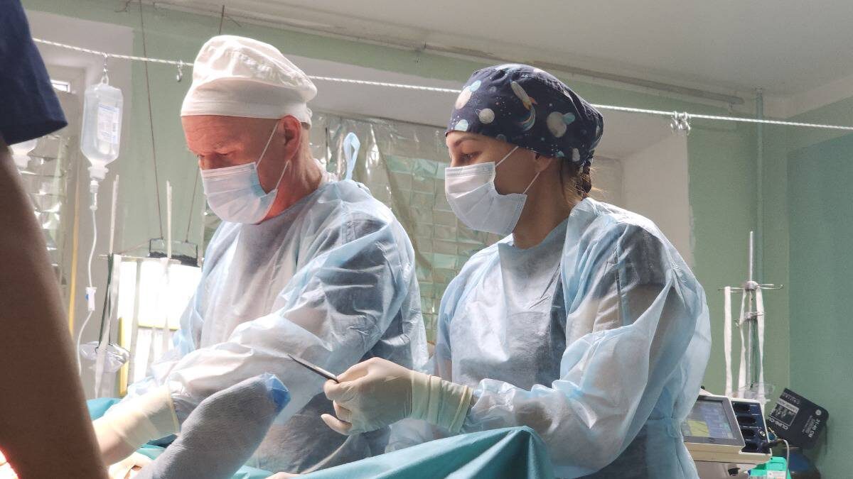    Медсестра-анестезист с позывным «Лиса» контролирует состояние пациента при оказании экстренной неотложной медицинской помощи / Фото: Пресс-служба группировки войск «Север»