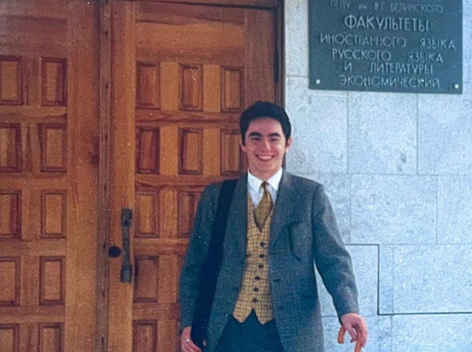 Тимур Родригез в юности у крыльца своего университета. Фото: соцсети