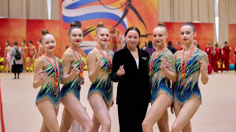    Евгения Куренская с командой "Атланты". Фото: СШ "Жемчужина Алтая"