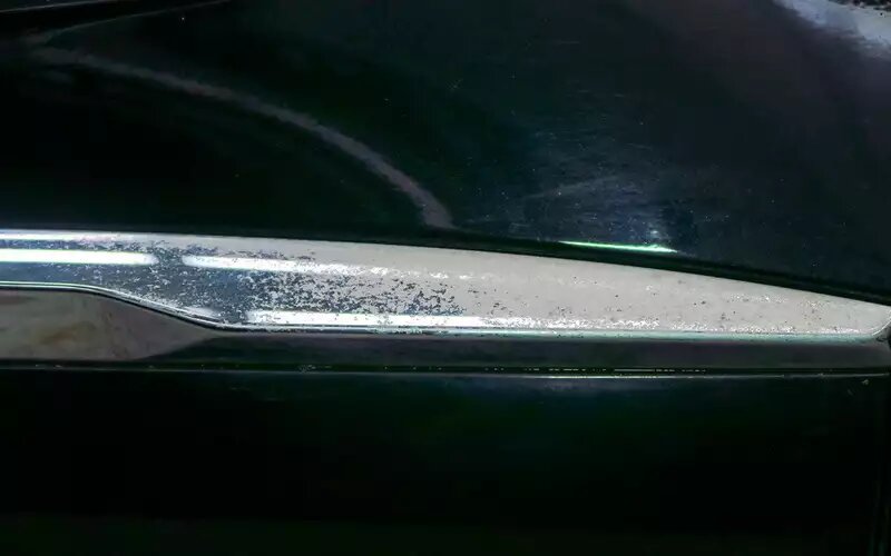 Блестящее покрытие боковых молдингов быстро превращается в «антихром». Двери в мороз могут перестать закрываться из-за замерзающих тросиков приводов замков. Лечится сушкой-чисткой и заменой смазки на более качественную.Geely Monjaro с пробегом типичные неисправности
📷
