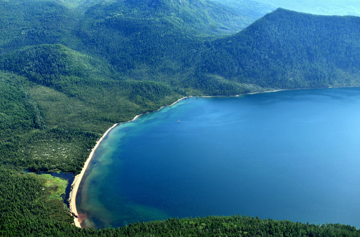 Вид с "Головы шамана" на заповедную бухту Аяя на Северном побережье озера Байкал. Фото: Светлана Усанова.